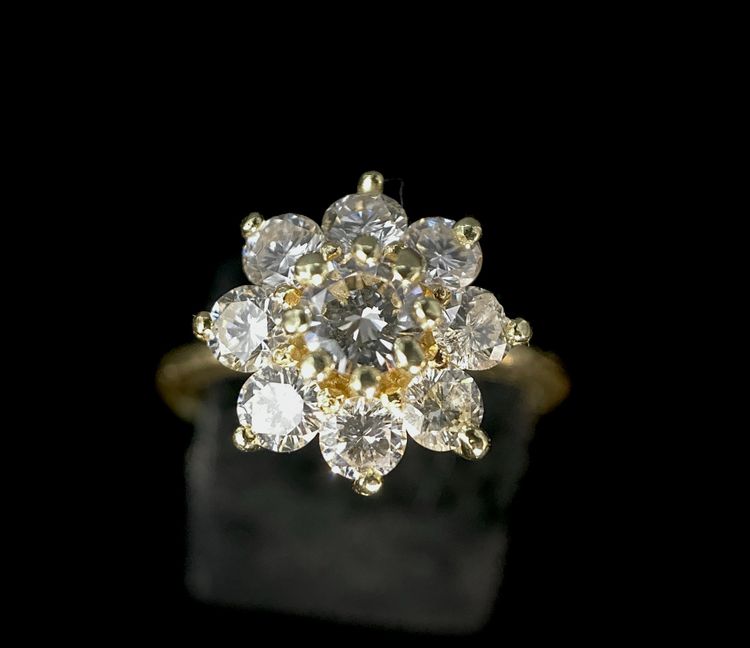 Marguerite" ring in yellow gold set with diamonds