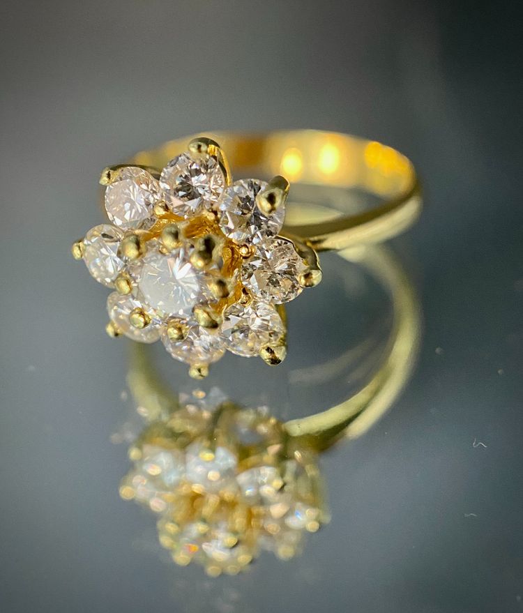 Marguerite" ring in yellow gold set with diamonds