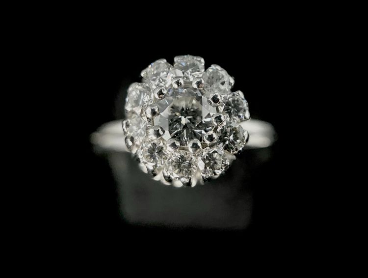 Ring aus Weißgold mit Diamanten