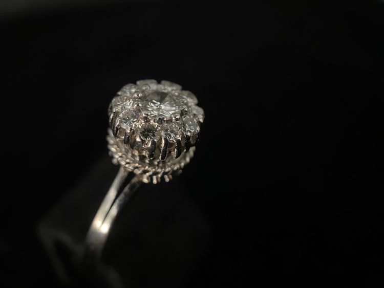 Ring aus Weißgold mit Diamanten