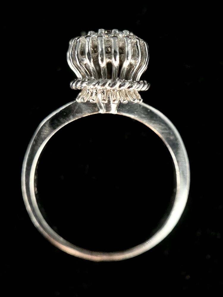 Ring aus Weißgold mit Diamanten
