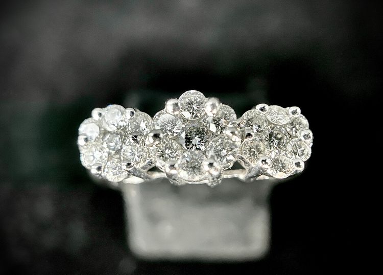 Bague or blanc sertie de brillants