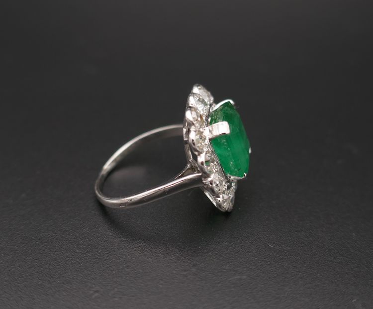Bague émeraude et diamants, or blanc 18 carats.