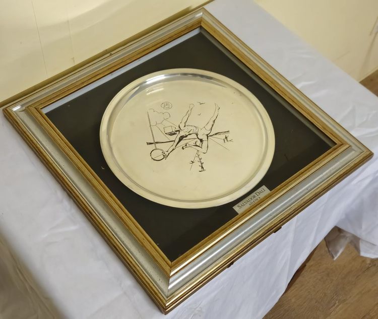 Werk von Salvador Dalí - "Atletica" - Gerahmter Siebdruckteller mit Zertifikat