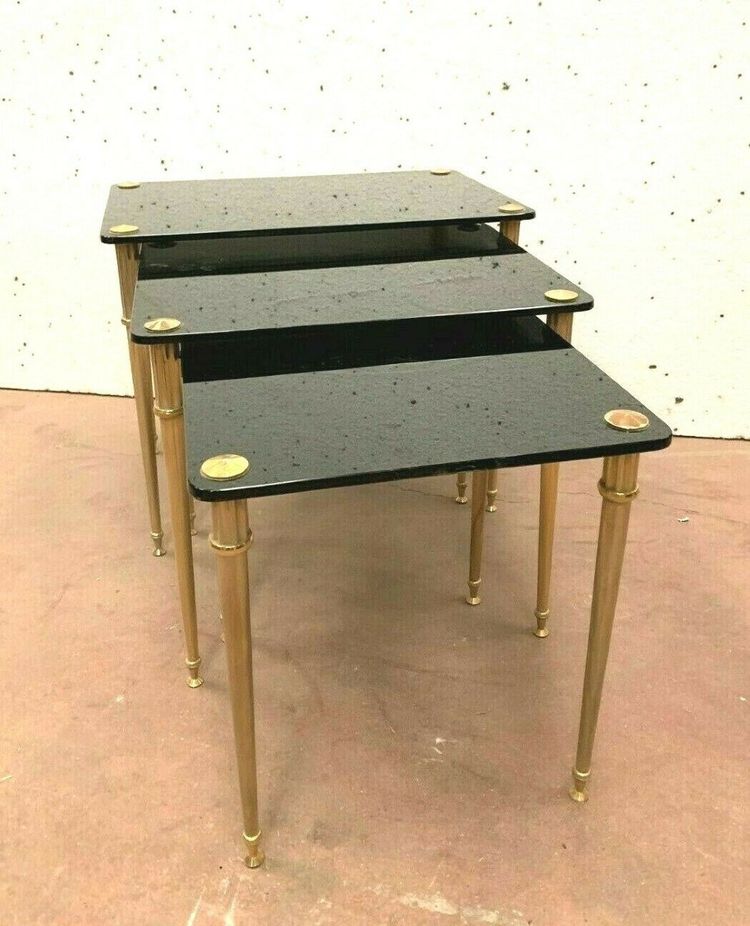 Tavolini impilabili in ottone e vetro nero, XX secolo