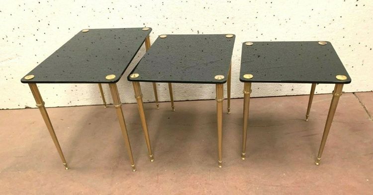 Tavolini impilabili in ottone e vetro nero, XX secolo