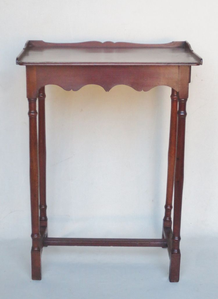 Table d'appoint Louis XIV en noyer.