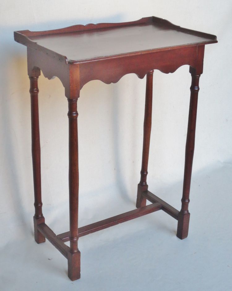 Table d'appoint Louis XIV en noyer.
