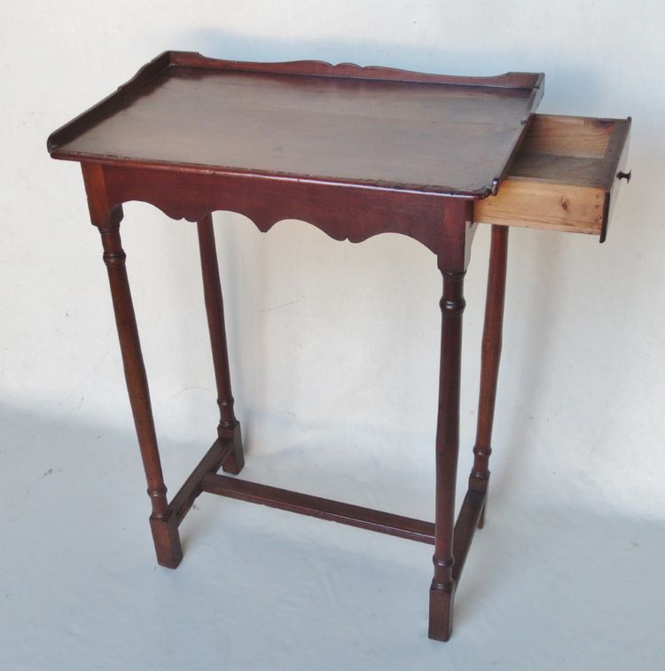 Table d'appoint Louis XIV en noyer.
