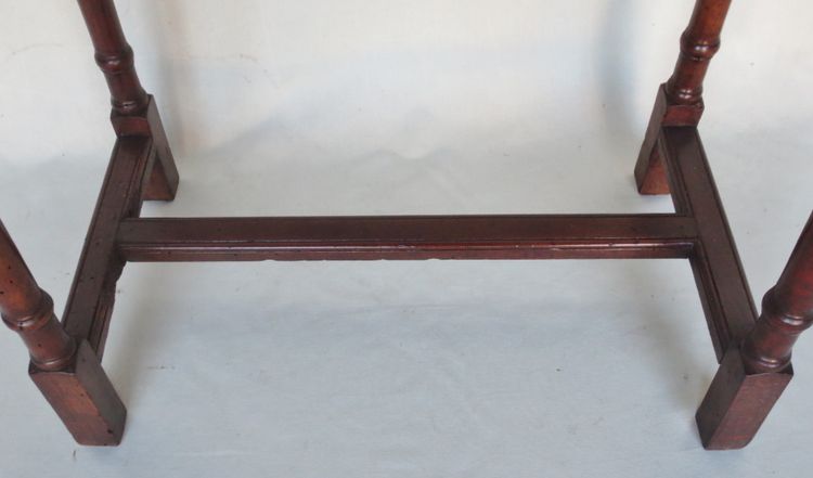 Table d'appoint Louis XIV en noyer.