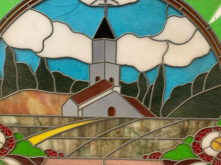 Vetrata Art Déco raffigurante il campanile di una chiesa, XX secolo