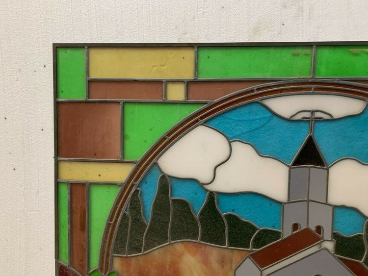 Vetrata Art Déco raffigurante il campanile di una chiesa, XX secolo
