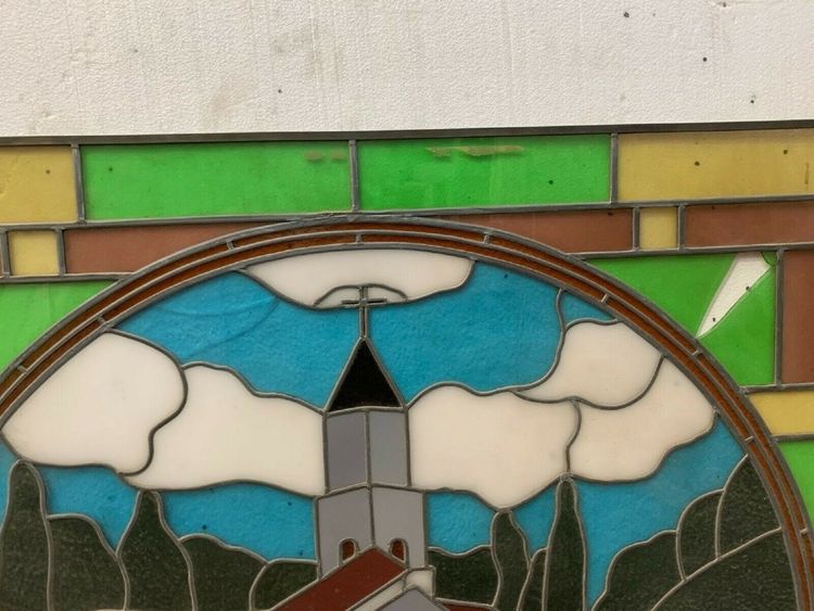 Vetrata Art Déco raffigurante il campanile di una chiesa, XX secolo
