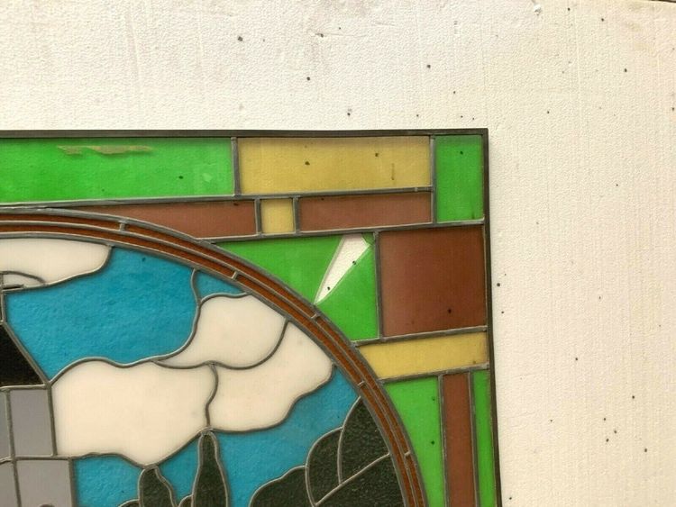 Vetrata Art Déco raffigurante il campanile di una chiesa, XX secolo