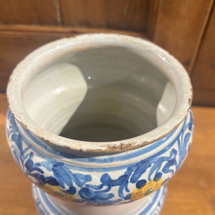 Pot d'apothicaire Albarello de Faenza, XVIIe siècle. Dimensions : hauteur 17 cm, diamètre 10 cm.