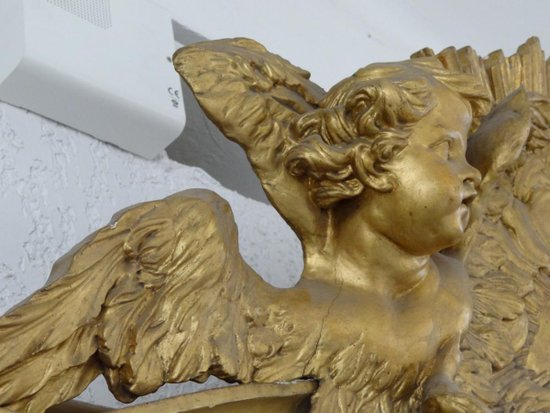 Baroque gilded lacquered wood altar from the 18th century