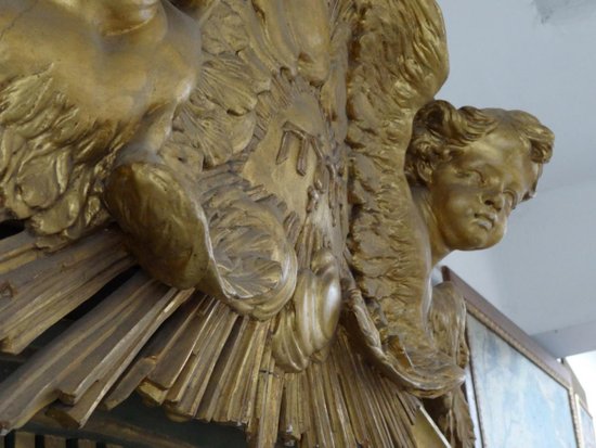 Baroque gilded lacquered wood altar from the 18th century