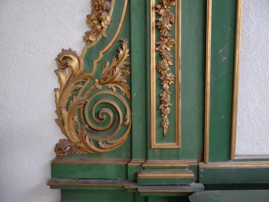 Baroque gilded lacquered wood altar from the 18th century
