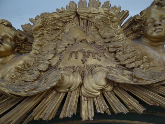Baroque gilded lacquered wood altar from the 18th century