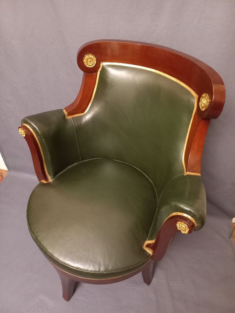 Large fauteuil de bureau garni de cuir
