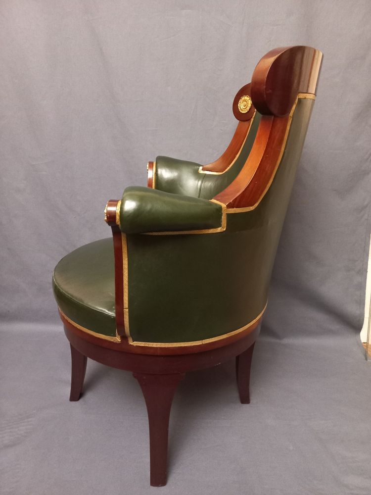 Large fauteuil de bureau garni de cuir