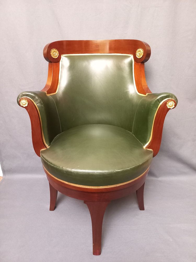 Large fauteuil de bureau garni de cuir