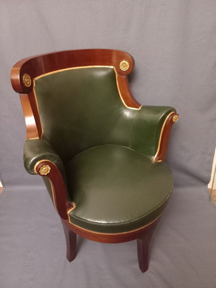 Large fauteuil de bureau garni de cuir