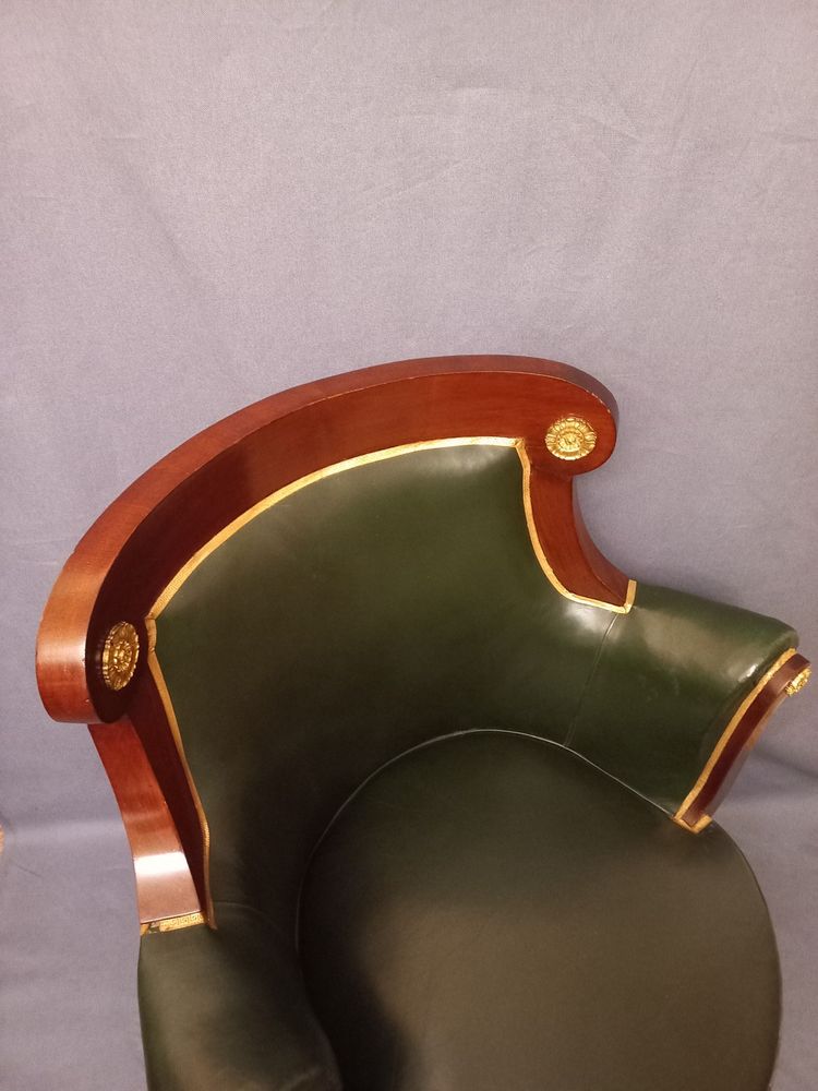 Large fauteuil de bureau garni de cuir