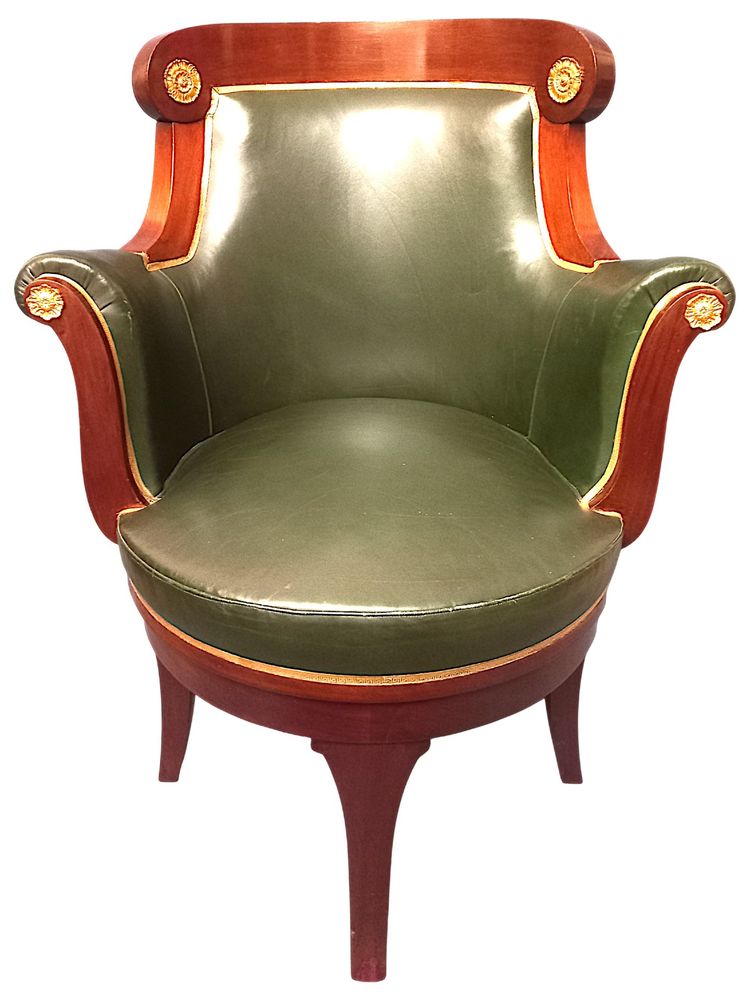 Large fauteuil de bureau garni de cuir
