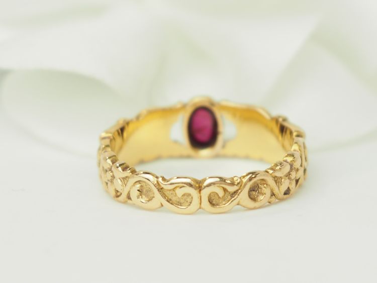 Antique ring in yellow gold and cabochon ruby