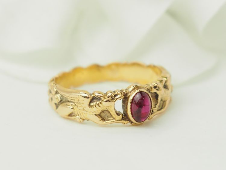 Antique ring in yellow gold and cabochon ruby