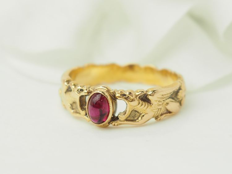 Antique ring in yellow gold and cabochon ruby