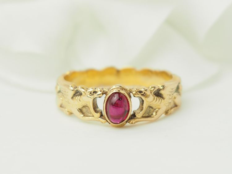 Antique ring in yellow gold and cabochon ruby