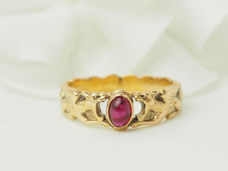 Antique ring in yellow gold and cabochon ruby
