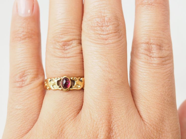 Antique ring in yellow gold and cabochon ruby