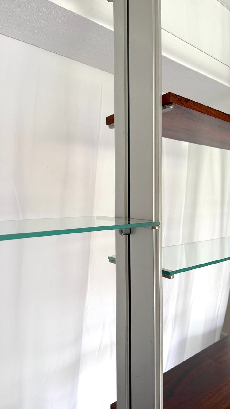 Modulares Regalsystem oder Raumteiler aus Metall und Holzfurnier