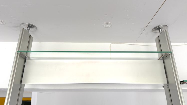 Modulares Regalsystem oder Raumteiler aus Metall und Holzfurnier