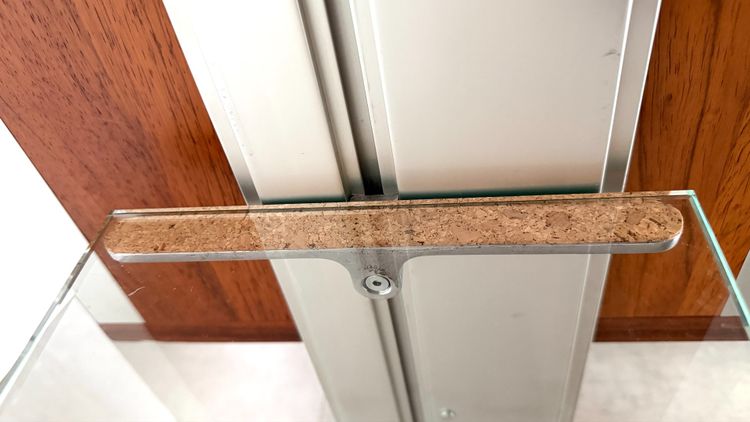 Modulares Regalsystem oder Raumteiler aus Metall und Holzfurnier