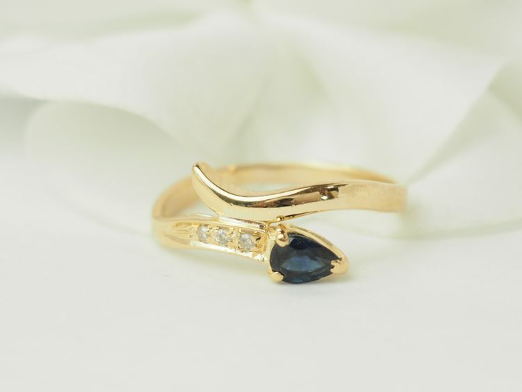 Anello a forma di serpente in oro giallo, zaffiro e diamanti