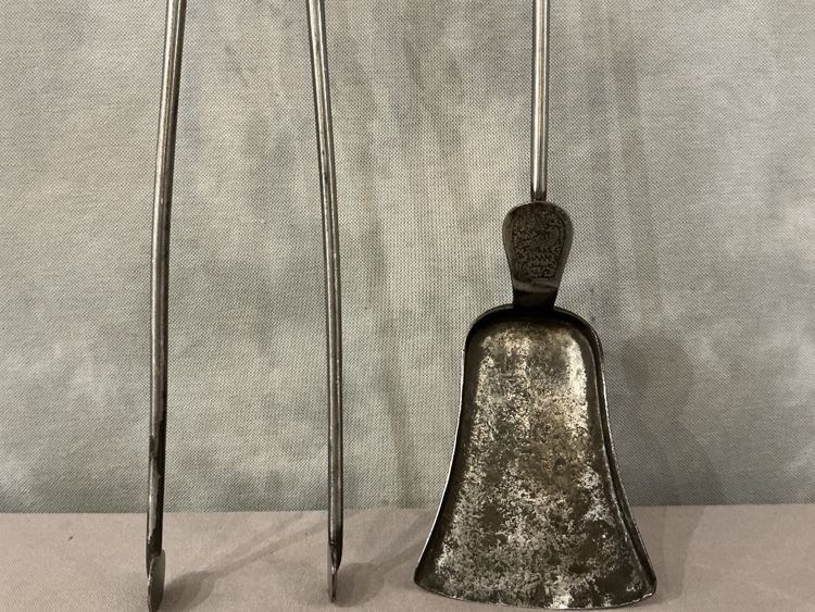 Bellissimo set composto da pala e pinze in ferro battuto risalenti al XIX secolo.