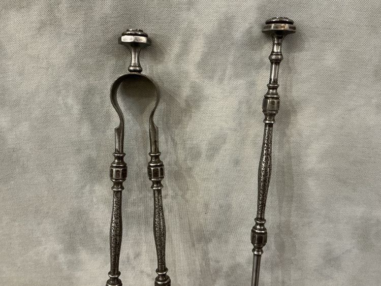 Bellissimo set composto da pala e pinze in ferro battuto risalenti al XIX secolo.