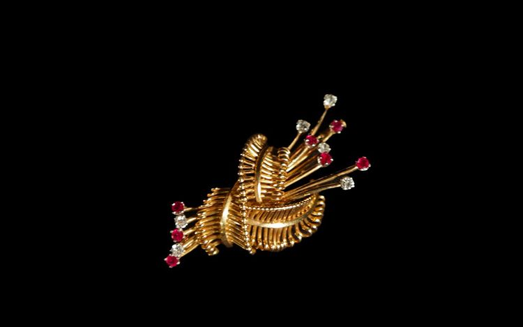 broche en or, diamants et rubis
