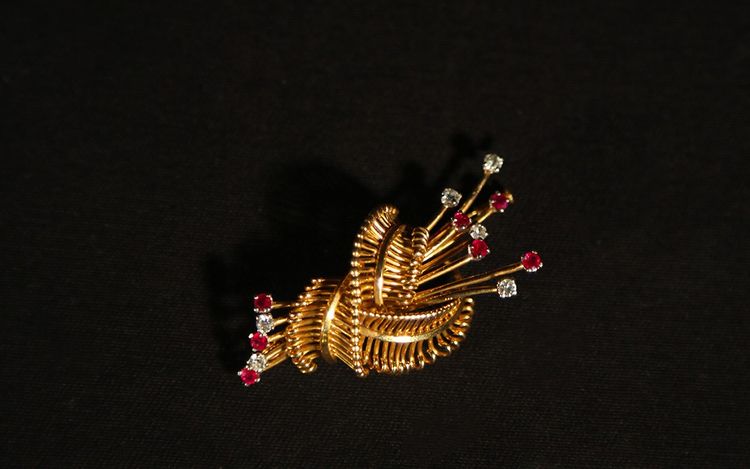 broche en or, diamants et rubis