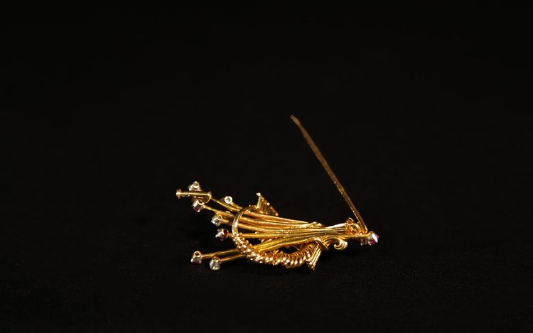 broche en or, diamants et rubis