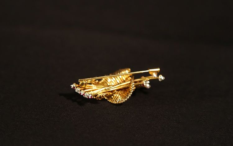 broche en or, diamants et rubis