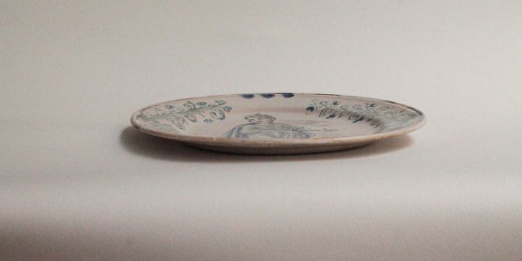 Piatto in maiolica di Pavia (Italia), fine XVII o inizio XVIII secolo.