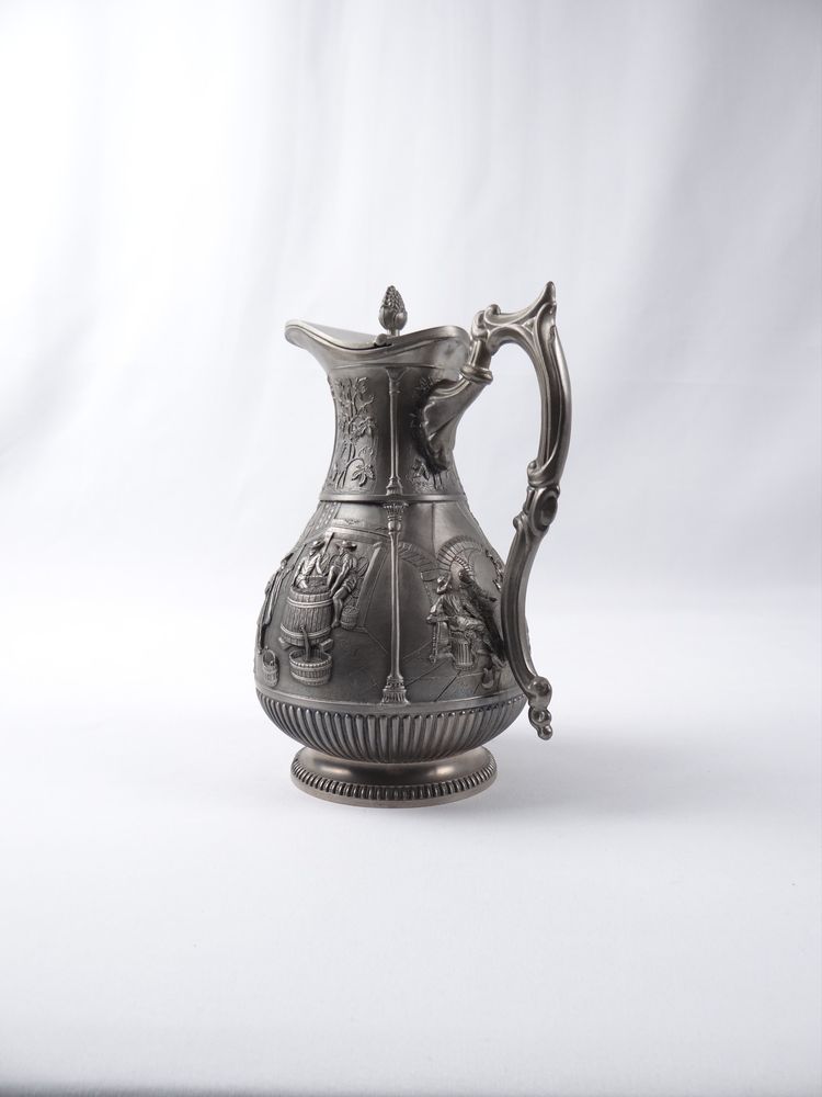 Pichet SKS design en étain 95% style rococo à décor de vendanges