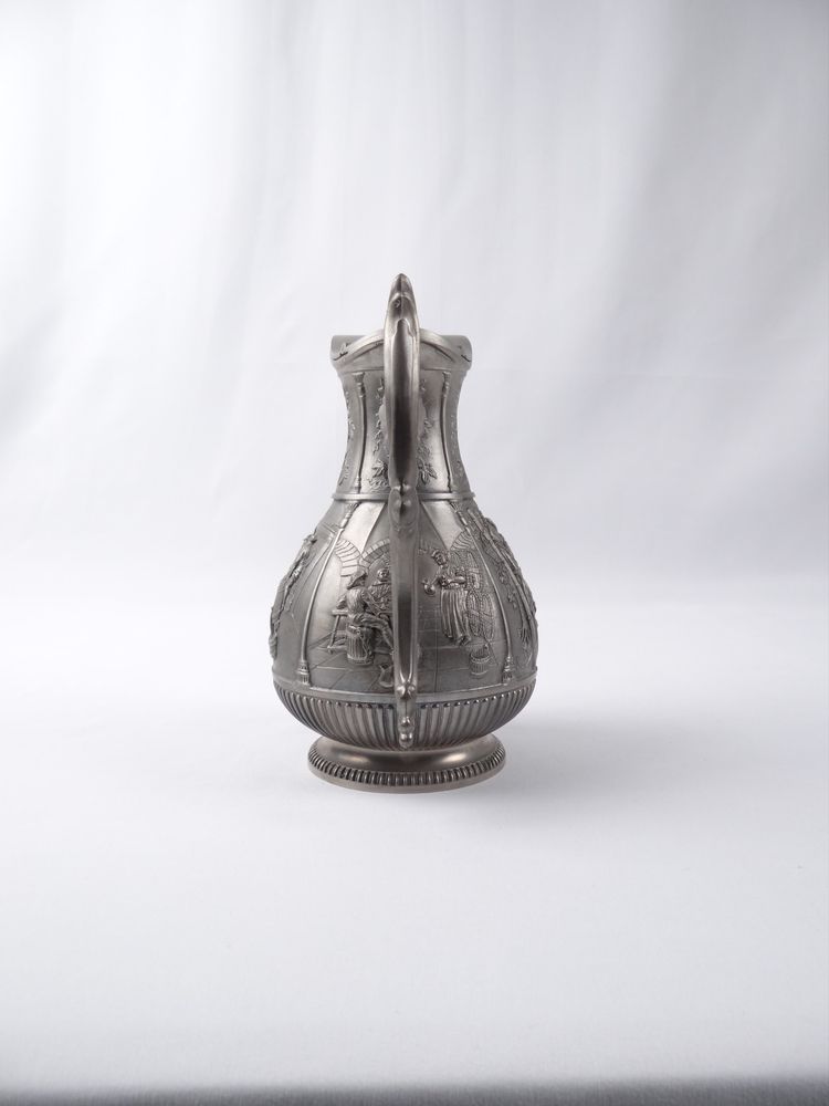 Pichet SKS design en étain 95% style rococo à décor de vendanges