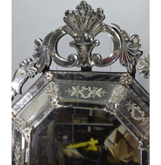 Specchio in stile veneziano di forma ottagonale con design floreale