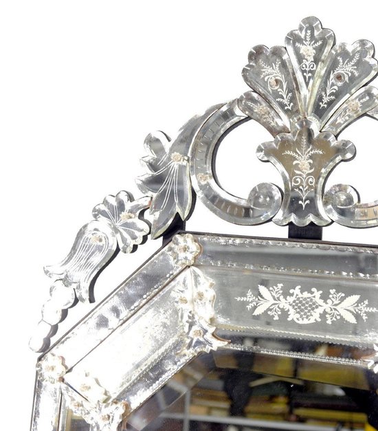 Specchio in stile veneziano di forma ottagonale con design floreale